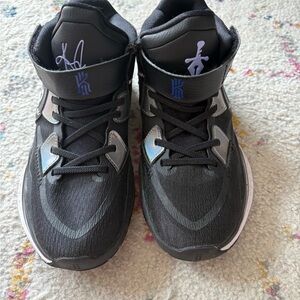 Nike GS Kyrie Infinity - 2Y- Lightly Used